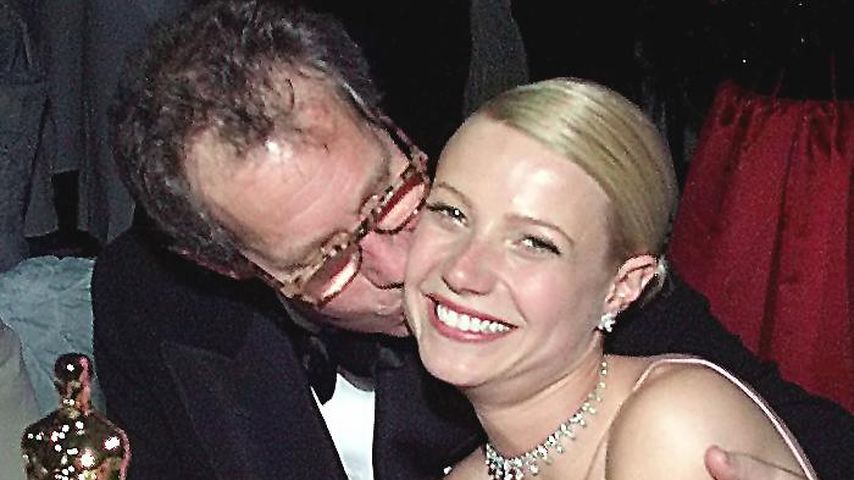 Bruce Paltrow küsst Tochter Gwyneth