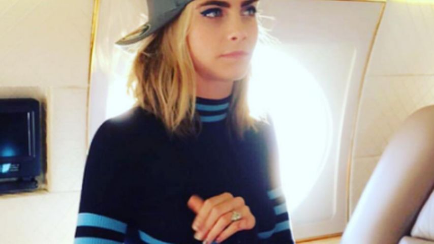 Cara Delevingne mit Ring am Finger