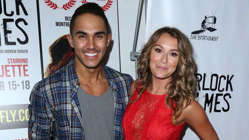 Carlos Pena im Karohemd und Alexa Vega im roten Kleid