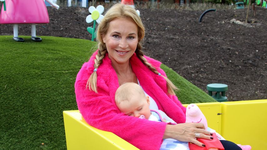 Zum Gähnen: Caroline Beils Tochter verschläft erstes Event
