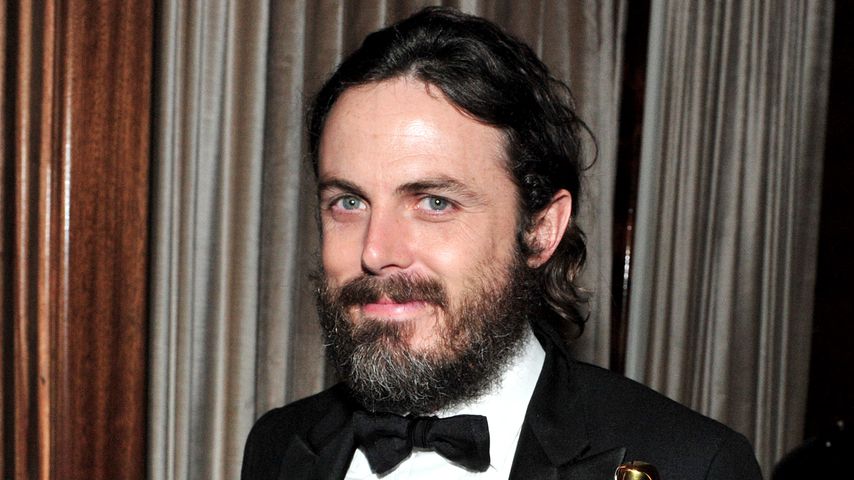 Casey Affleck mit seinem Oscar in der Kategorie "Bester Hauptdarsteller"