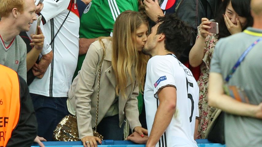 Cathy und Mats Hummels nach dem EM-Sieg gegen Nordirland