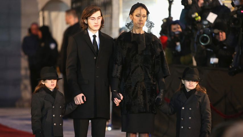 Celine Dion mit ihren Söhnen auf der Beerdigung von René Angélil