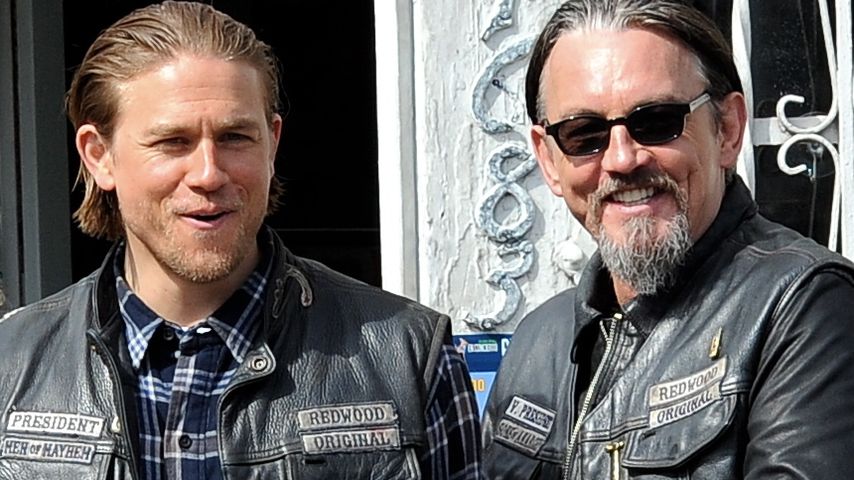Charlie Hunnam und Tommy Flanagan