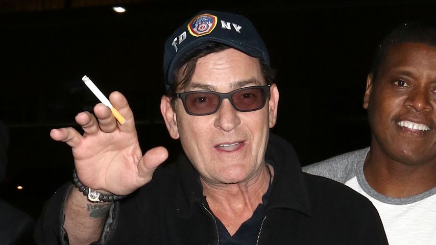 Charlie Sheen am Flughafen JFK