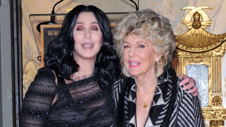 Cher und Mutter Georgia Holt 2010 bei einer Veranstaltung zu Ehren von Cher in Los Angeles.