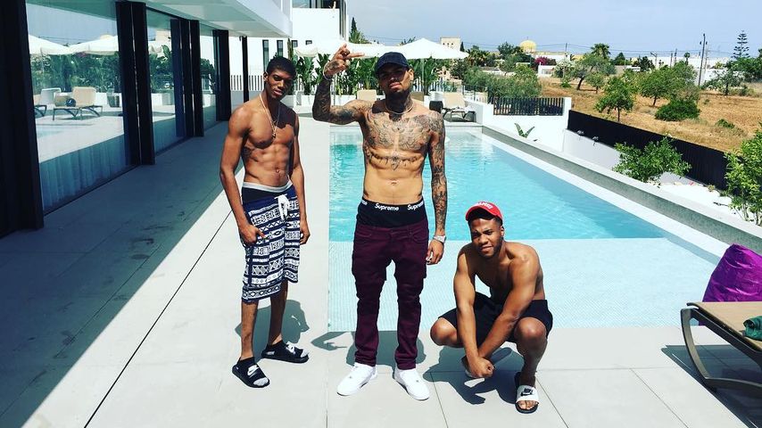 Chris Brown mit Freunden vor einem Ferienhaus auf Ibiza