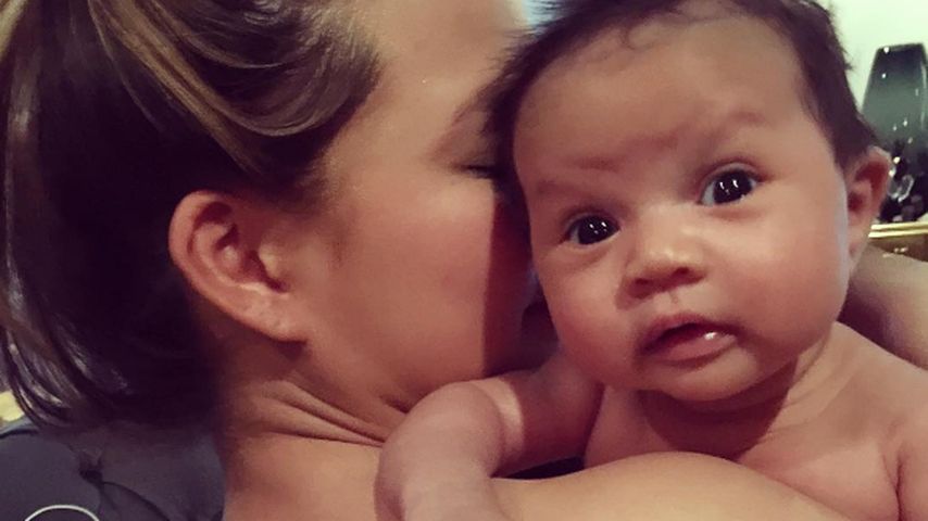 Chrissy Teigen mit Baby Luna Simone