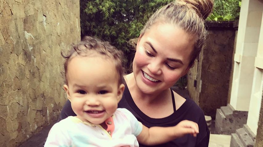Tochter Luna verkündet es: Chrissy Teigen ist schwanger!