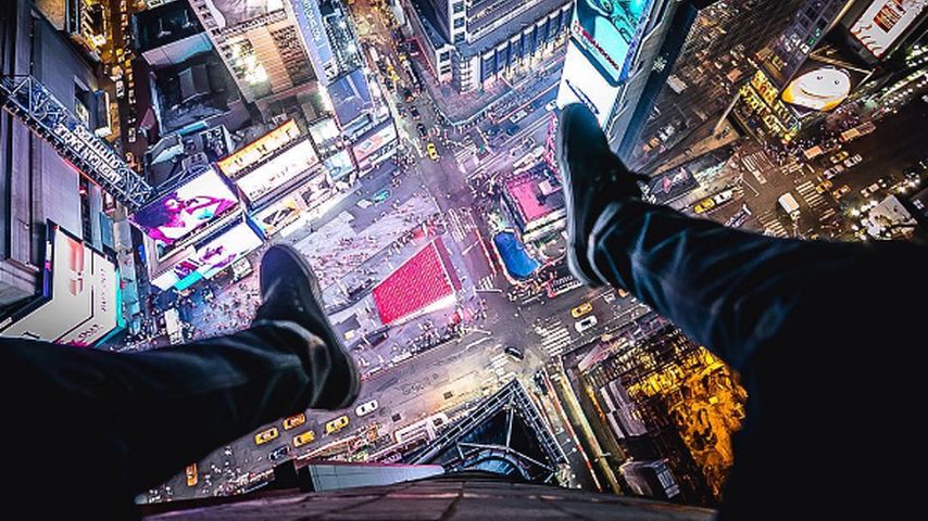 Christopher Serrano auf einem New Yorker Wolkenkratzer