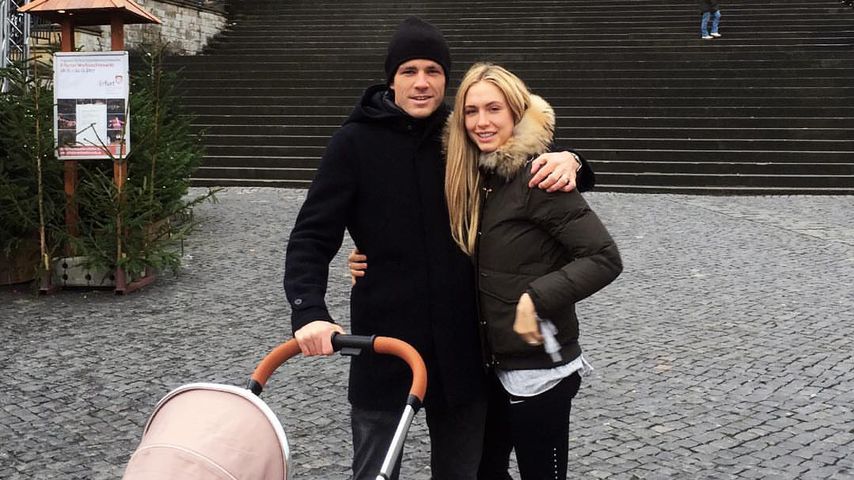 Clemens Fritz und seine Frau Alena mit ihrem Kinderwagen