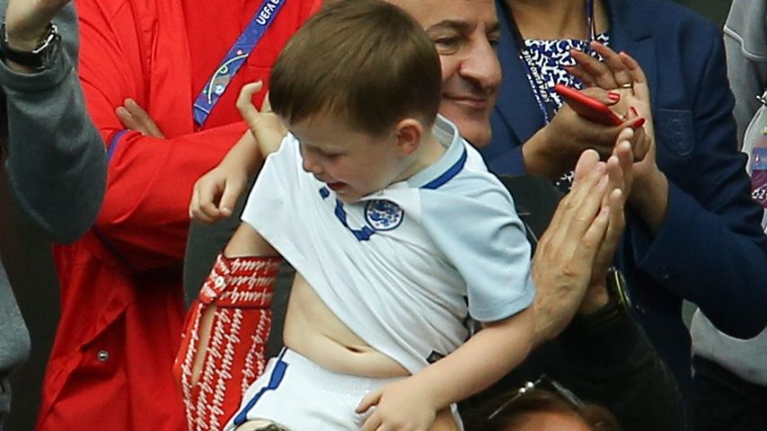Coleen und ihr Sohn Klay Rooney beim EM-Spiel England gegen Wales