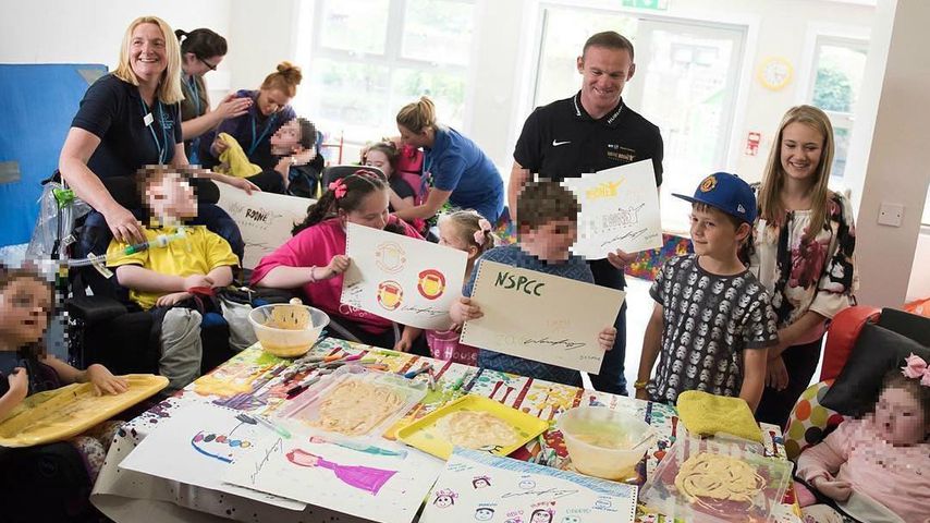Wayne Rooney und Sohn Kai bei Kindern im Krankenhaus, Liverpool 2017