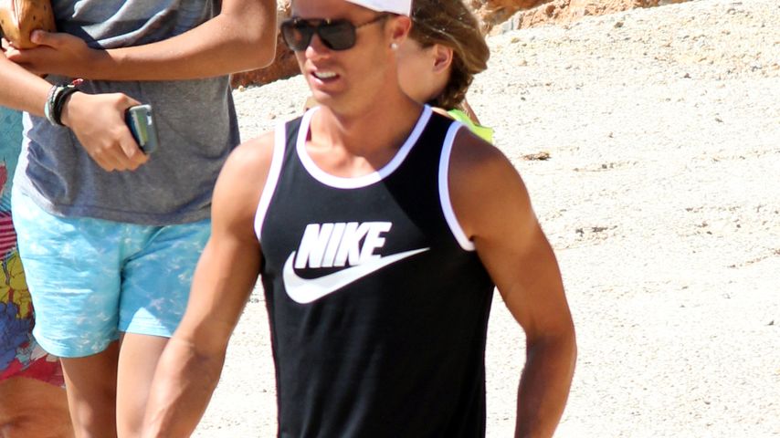 Cristiano Ronaldo im pinken Badehöschen am Strand von Ibiza