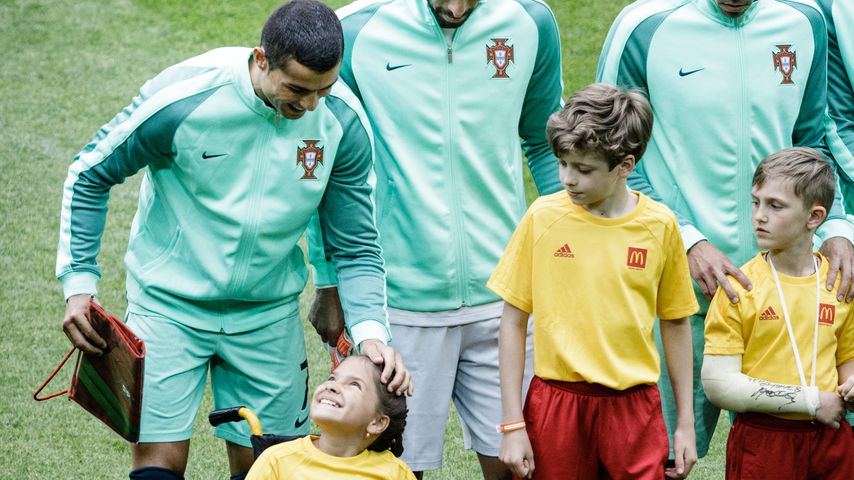 Cristiano Ronaldo mit Einlaufkind beim Confed Cup