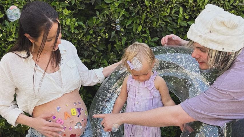 Crystal Leigh und Michael Clifford mit ihrer Tochter, Juli 2025