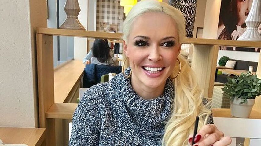 Daniela Katzenberger in einem Café