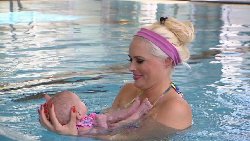 Daniela Katzenberger und Sophia Cordalis beim Baby-Schwimmen