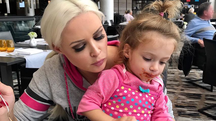 Daniela Katzenberger und Sophia beim Essen