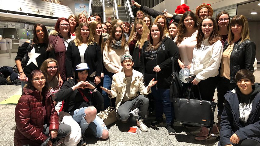 Daniele Negroni mit seinen Fans am Frankfurter Flughafen