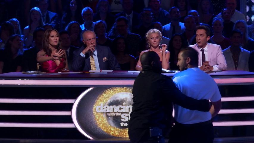 Die Demonstranten der DWTS-Show werden von der Security abgeführt