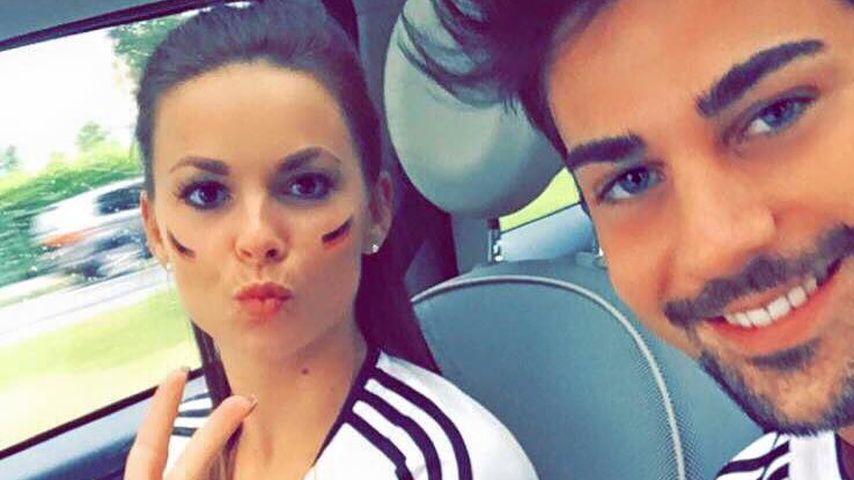 Denise Temlitz und Patrick Cuninka freuen sich über einen Sieg der deutschen Fußballnationalmannscha