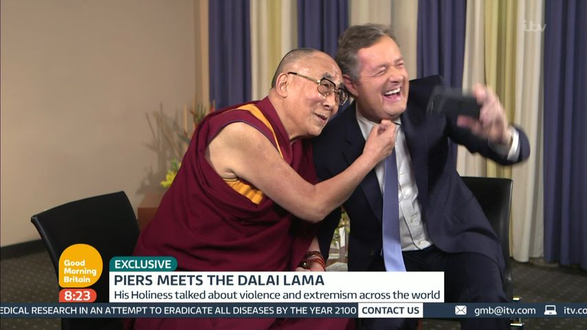 Der Dalai Lama macht ein Selfie mit Piers Morgan