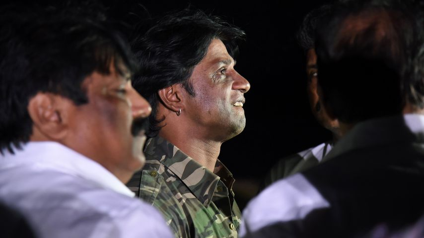 Duniya Vija, indischer Schauspieler, mit Rettungskräften im Thippagondanahalli Reservoir
