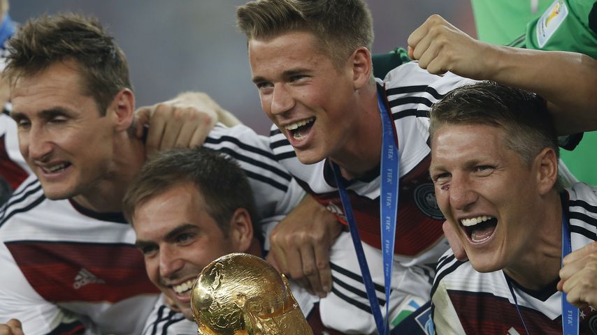 Miroslav Klose, Philipp Lahm, Eric Durm und Bastian Schweinsteiger nach dem WM-Sieg 2014