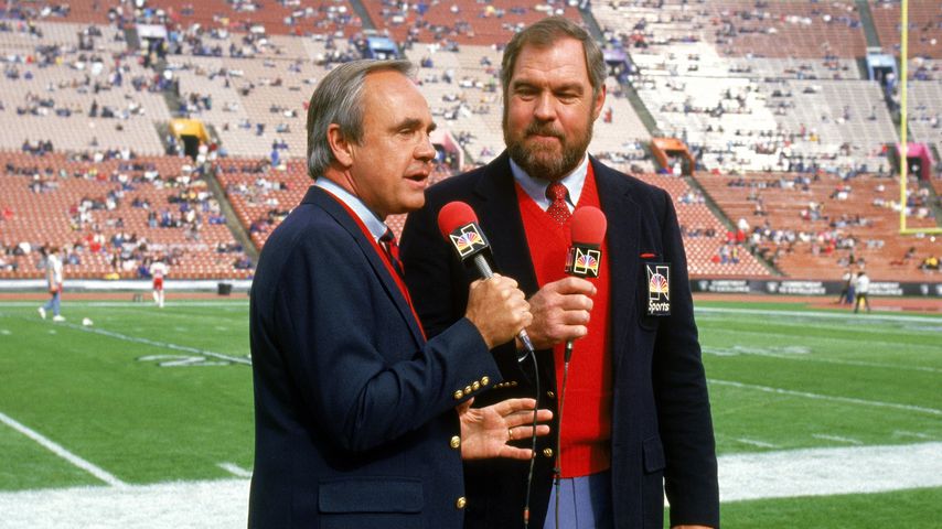 Dick Enberg und Merlin Olsen bei einem Footballspiel in LA