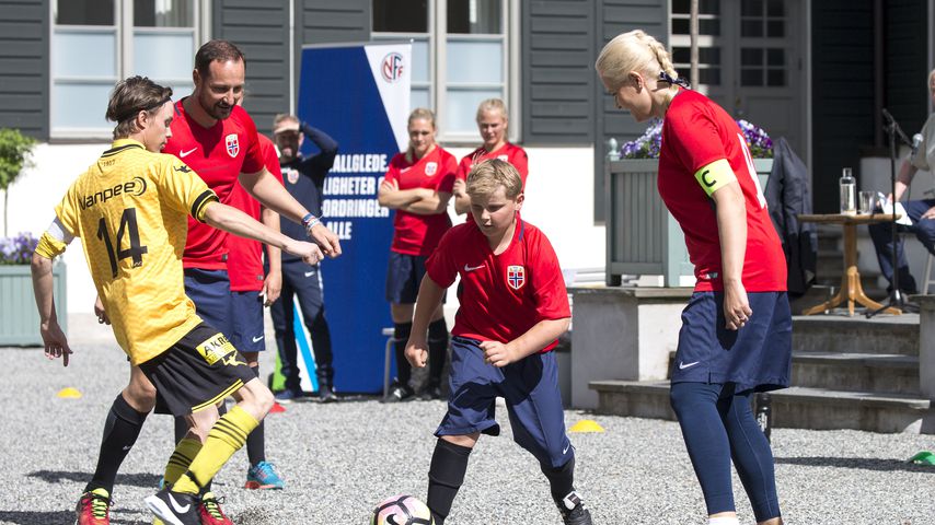 Die norwegischen Royals bei einem Fußballspiel