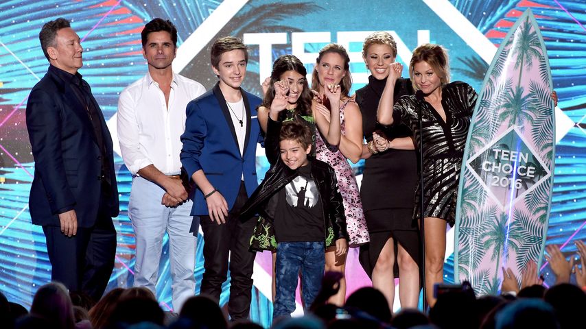 Die Stars von Fuller House auf der Bühne bei den Teen Choice Awards 2016