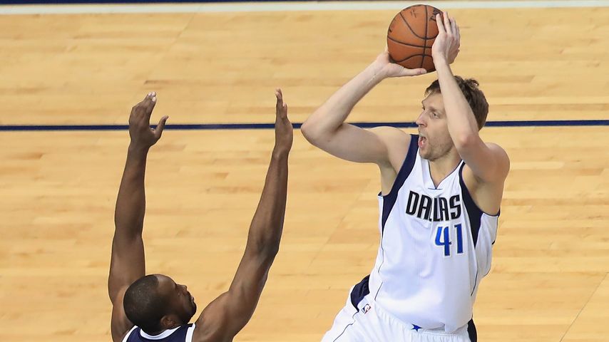 Dirk Nowitzki (r.) in Aktion