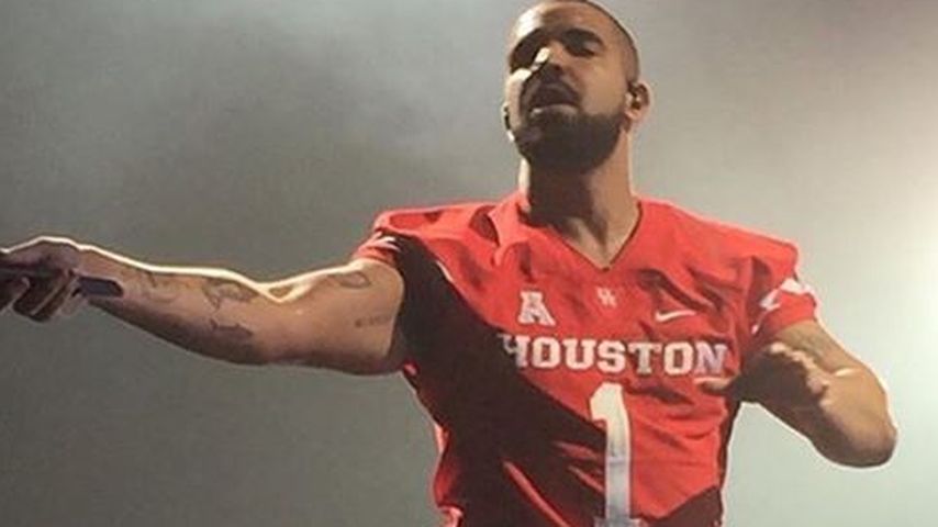 Drake mit Hai-Tattoo auf dem Unterarm