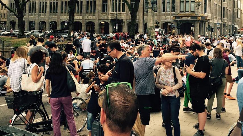 Dutzende Menschen blockieren die Königsallee in Düsseldorf