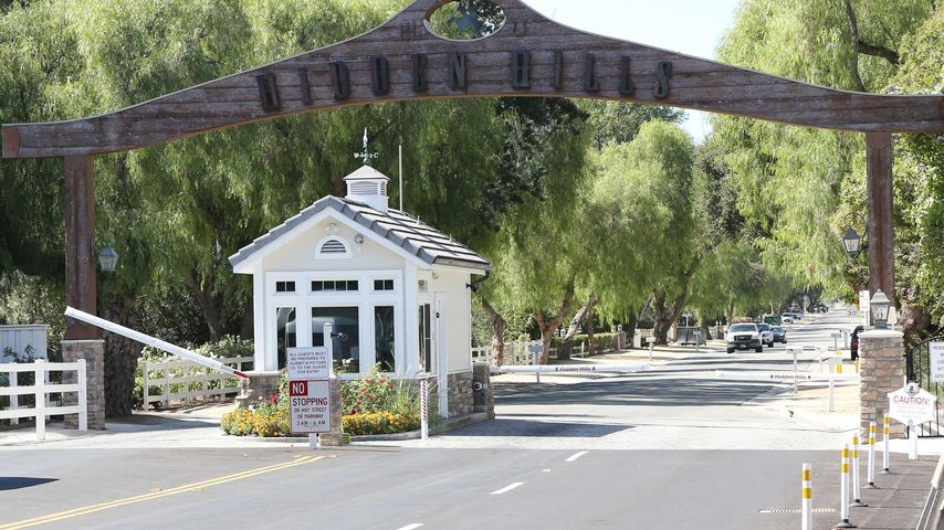 Eingangstor der Hidden Hills in Los Angeles, Kalifornien