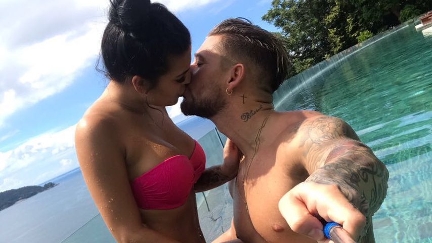 Elena Miras und Mike Heiter im Pool in Thailand