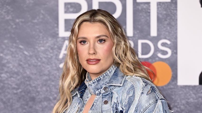 Ella Henderson offen über mutigen Kampf gegen Endometriose