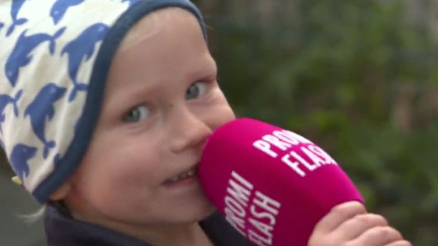 Wie niedlich! Emil-Ocean macht erste Interview-Versuche