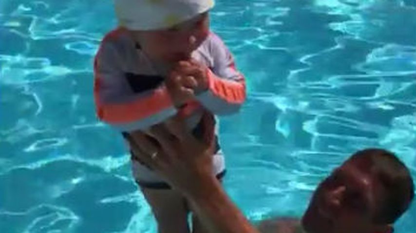 Feucht-fröhlicher Spaß: Emil-Ocean schwimmt mit Papa Peer!