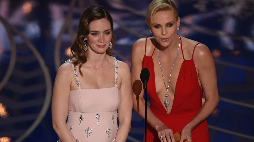 Emily Blunt und Charlize Theron bei der Oscar-Verleihung 2016