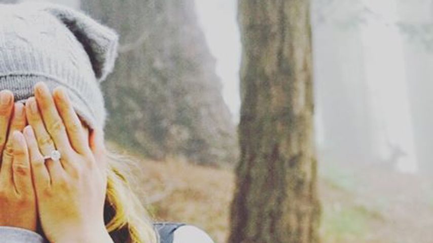Emily VanCamp mit Verlobungsring