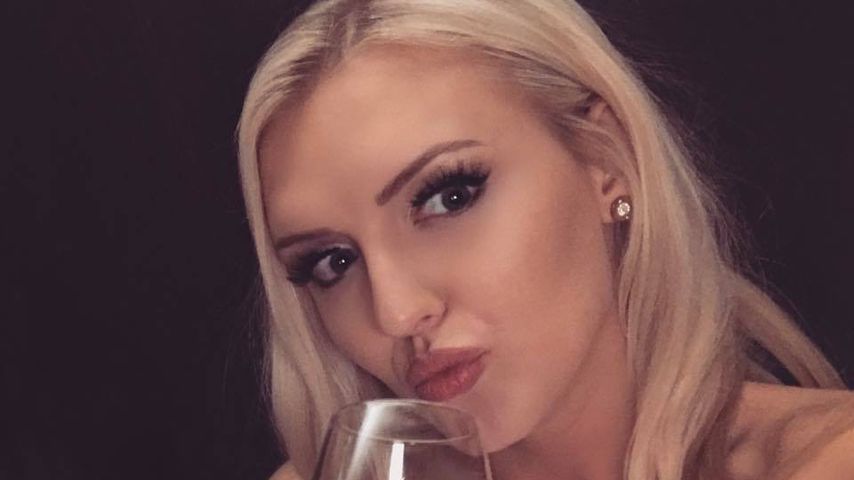 Erika Dorodnova mit einem Glas Wein