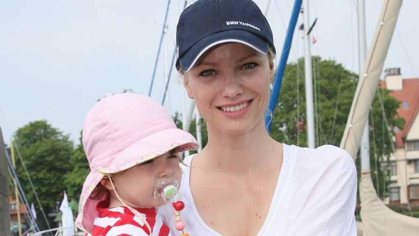 Model Franziska Knuppe mit ihrer Tochter Mathilda, Juli 2009