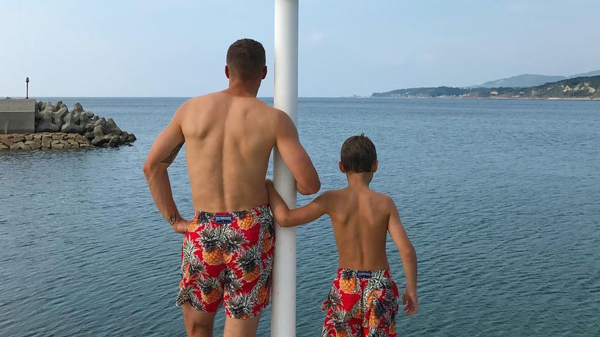 Lukas Podolski und sein Sohn Louis am Strand