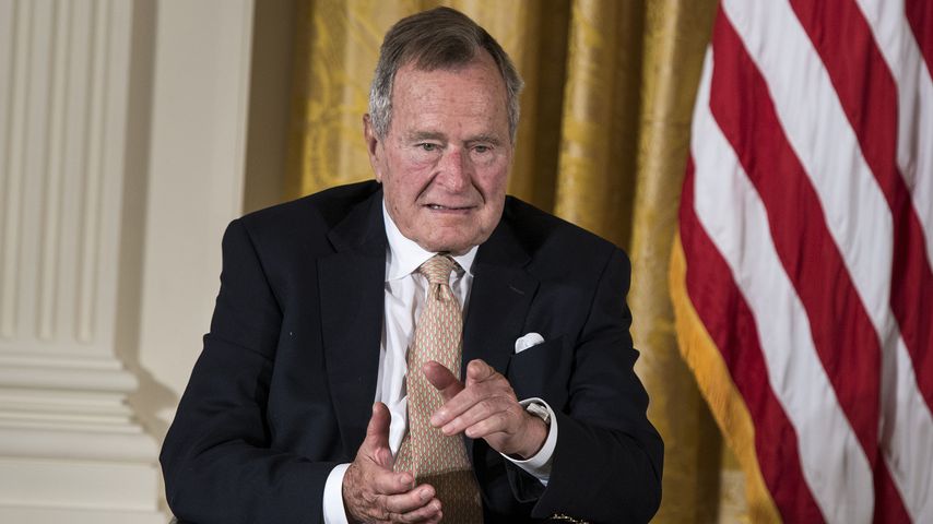 https://content5.promiflash.de/article-images/video_480/george-h-w-bush-zeigt-auf-etwas.jpg