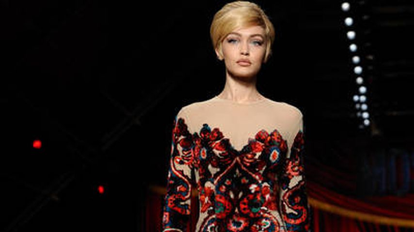 Gigi Hadid bei einer Modenschau von Moschino