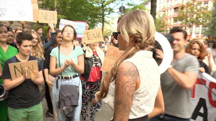 Gina-Lisa bei ihren Fans vor dem Amtsgericht Berlin-Tiergarten