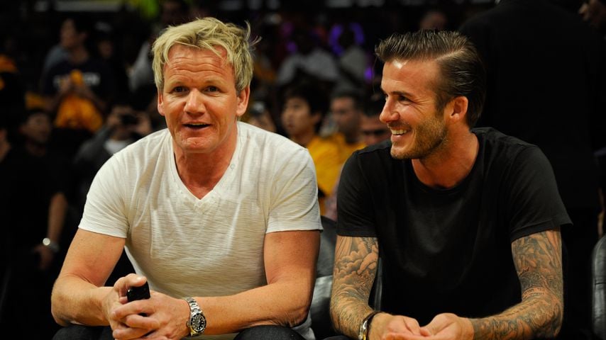 Gordon Ramsay und David Beckham bei einem Basketball-Spiel