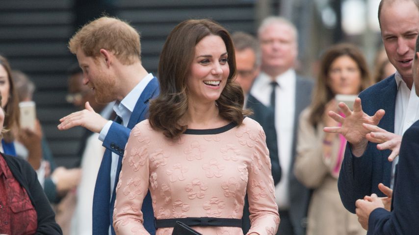 Babybauch im rosa Kleid: Doch ein Mädchen für Herzogin Kate?